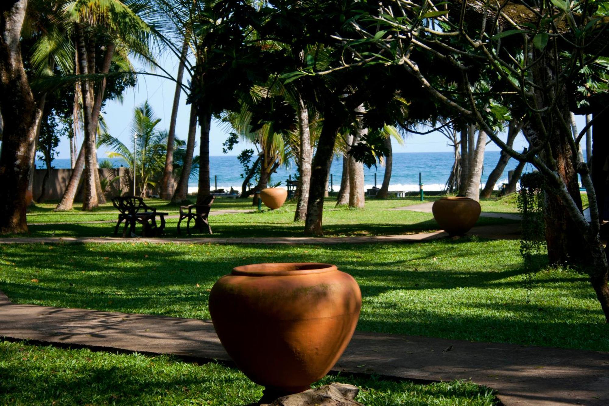 Mawella Beach Resort Tangalle Bagian luar foto